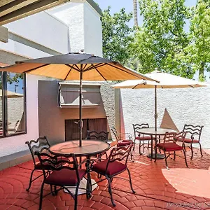 https://quality-inn-phoenix-airport.hotelsofphoenix.com